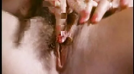 Het model zwanger sex film springt hartstochtelijk op de dildo terwijl niemand thuis is