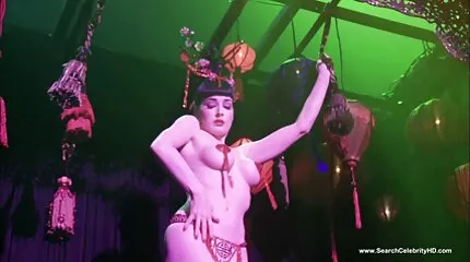 Skinny brunette met jong sex film kleine tieten spreiden benen