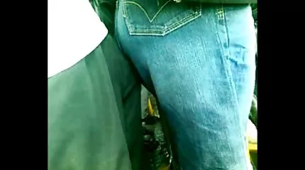 Tussen twee meisjes en een man had een sexfilm trio fuck op de brug